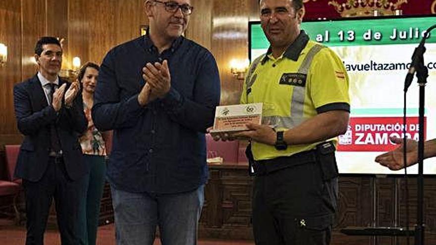 La Agrupación de Tráfico y la Guardia Civil recibe su reconocimiento