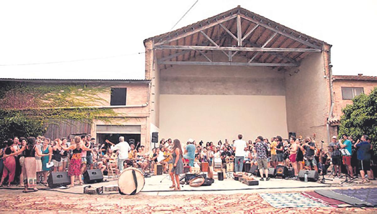 Un concert a l'escenari exterior, que té capacitat per a mig miler de persones