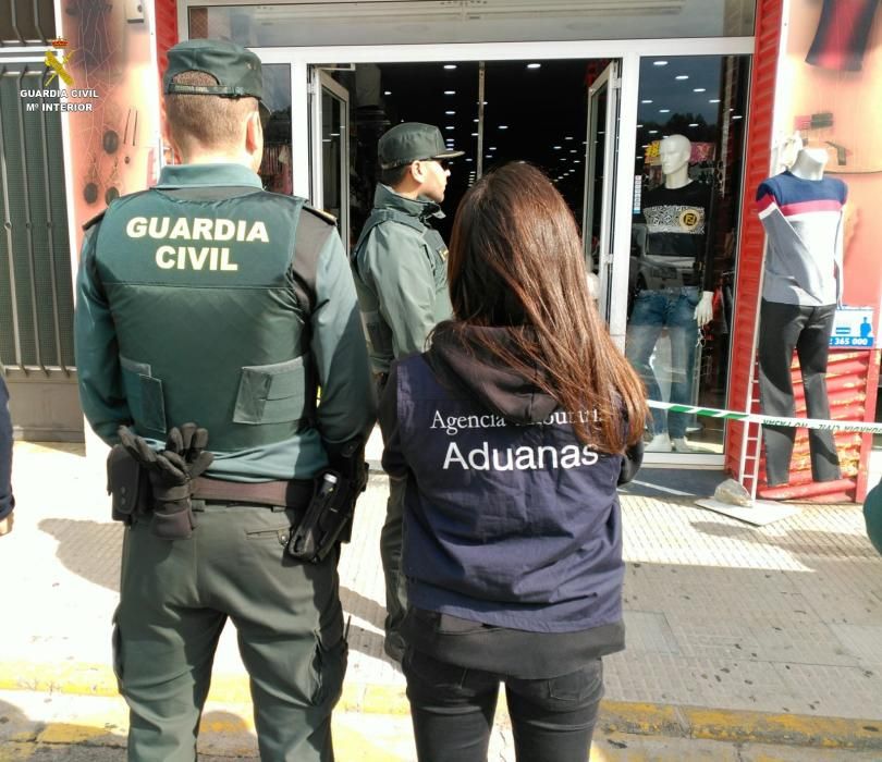 Desplegament policial contra les falsificacions al barri dels Límits a la Jonquera