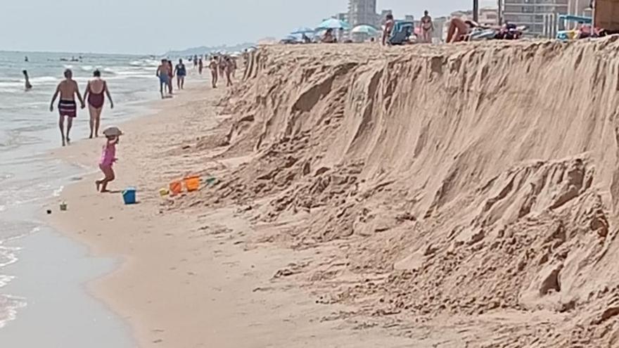 Indignación entre los vecinos del Perelló indignados por el talud de 2 metros de altura que apareció en su playa