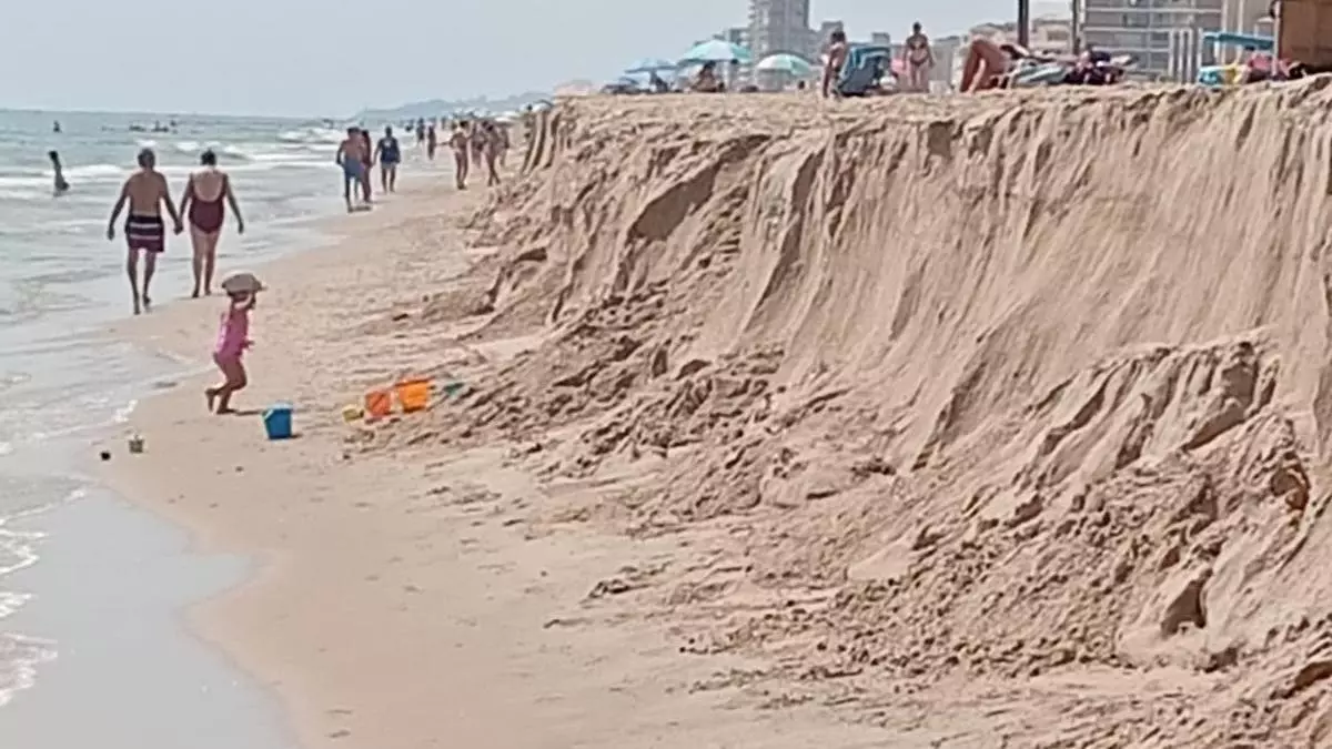 El Perelló pide al ministerio que actúe tras la aparición de un nuevo escalón en la playa del Socarrat