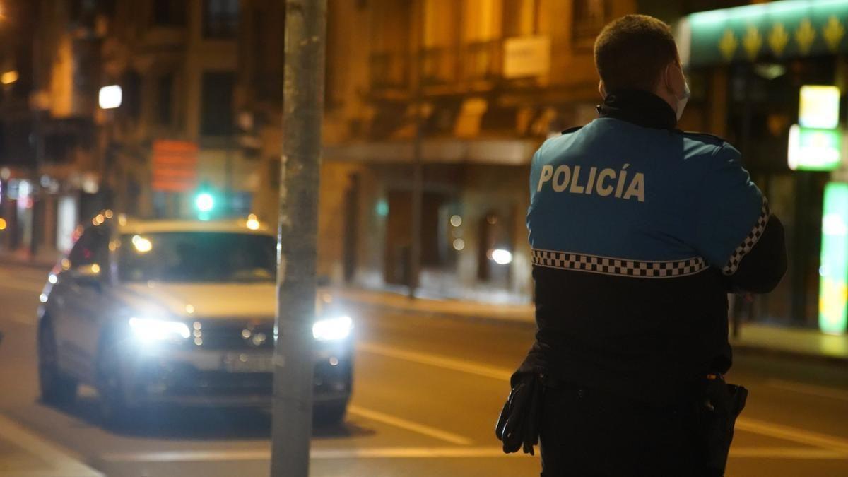 Un policía municipal patrulla de madrugada en la capital.