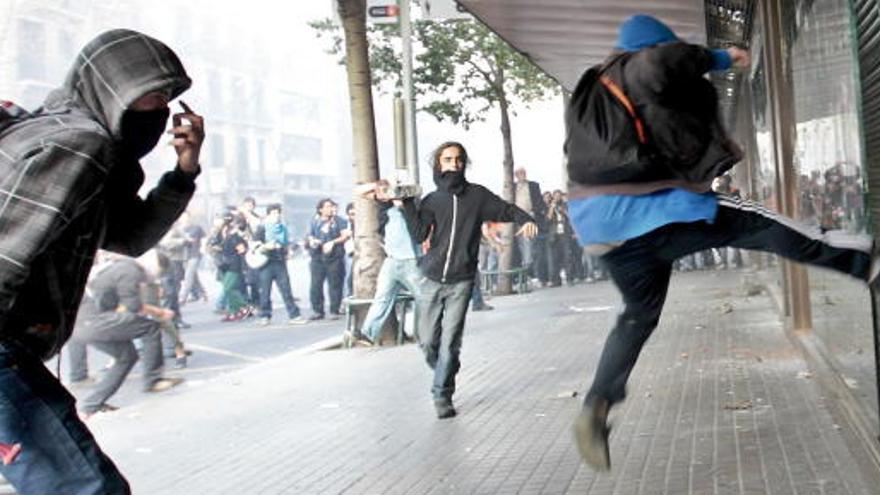 Un joven da una patada contra un escaparate de Barcelona el pasado jueves.