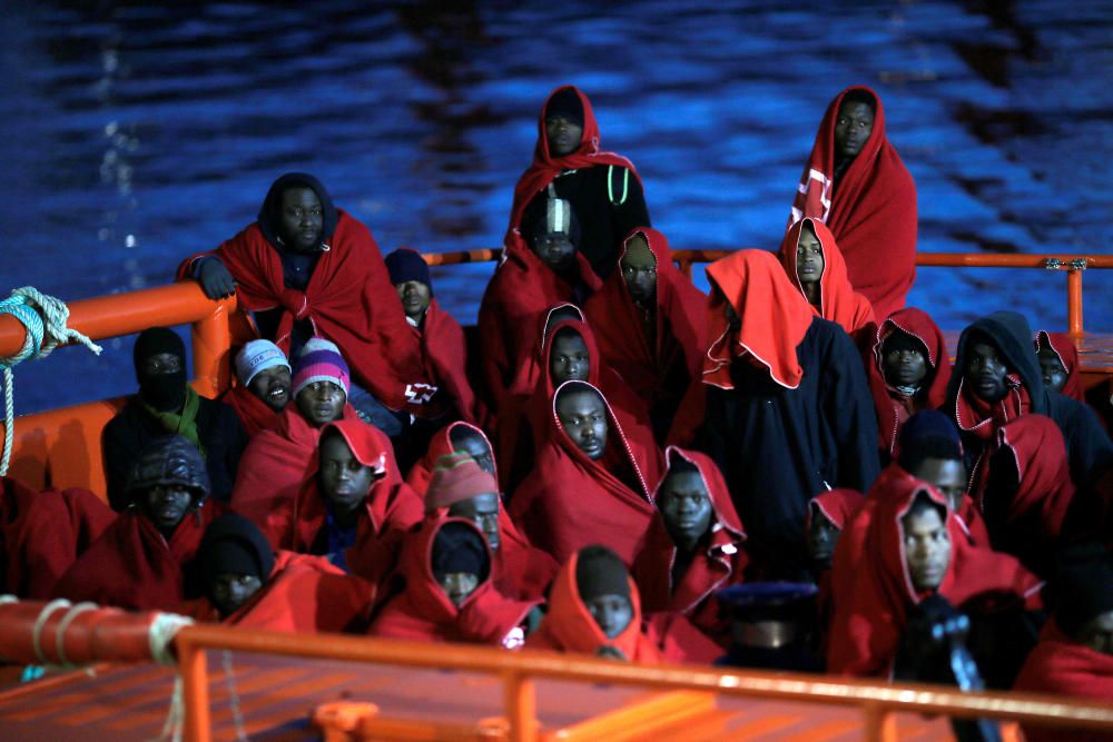 Inmigrantes rescatados en una patera en el mar de Alborán que han llegado al puerto de Málaga sobre las 19h.