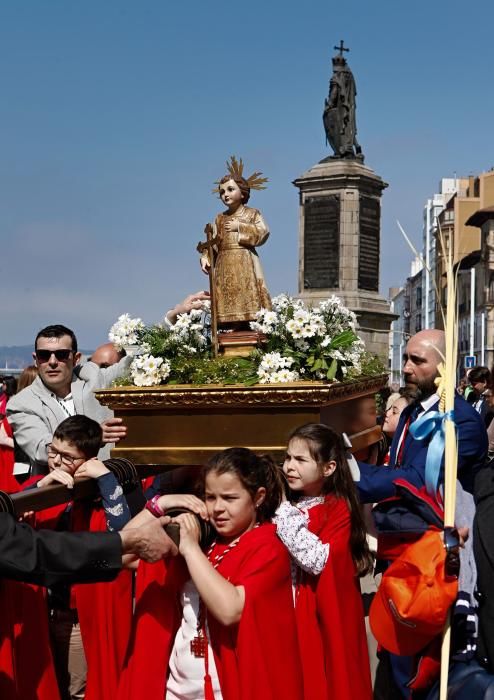 Procesión y bendición de los ramos en Gijón.