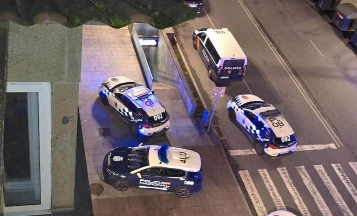 Varios coches patrulla de la Policía Local y Nacional en Areal, donde ocurrió la trifulca entre ultras del Celta y el Lyon.