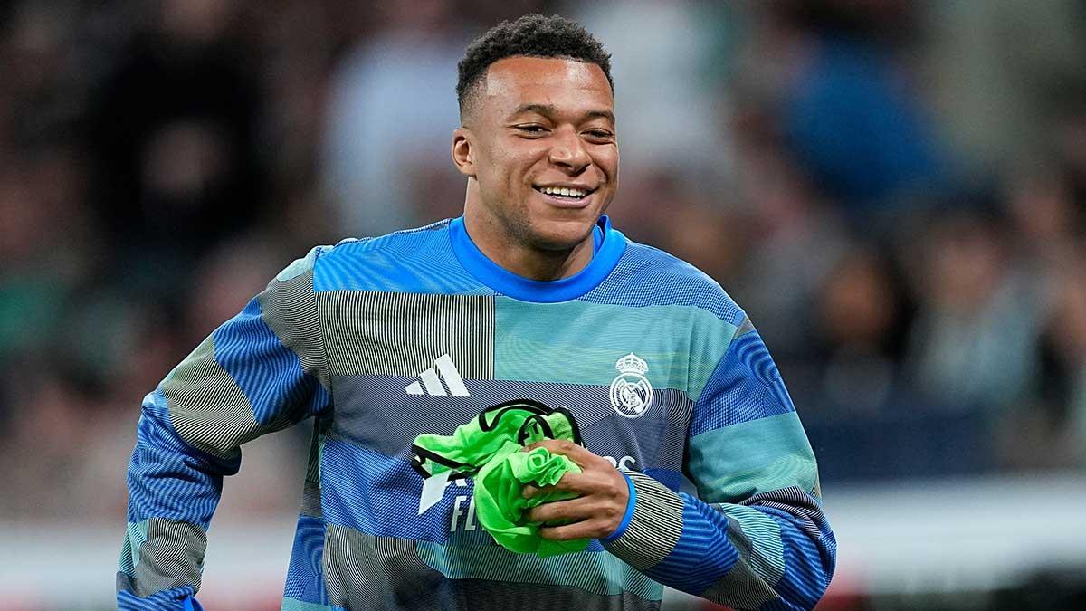 Kylian Mbappé, suplente en el partido del Real Madrid contra el Oviedo. OSCAR J. BARROSO AFP EP