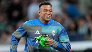 Kylian Mbappé, suplente en el partido del Real Madrid contra el Oviedo. OSCAR J. BARROSO AFP EP