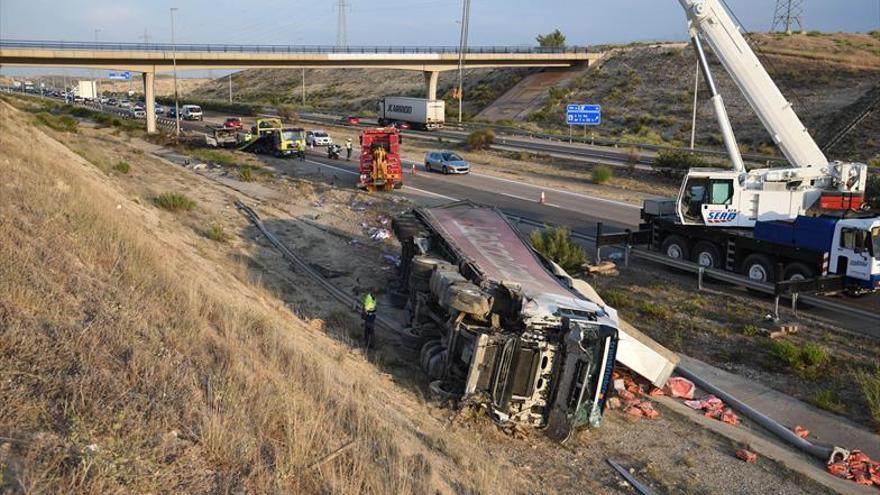 Kilométrico atasco tras el choque de dos camiones