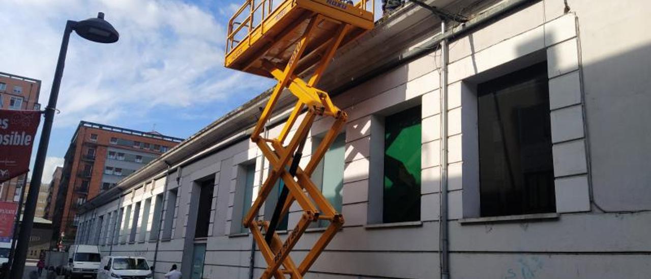 Los trabajos que se ejecutan en la plaza de abastos de La Felguera, en una imagen tomada al iniciarse. | M. Á. G.