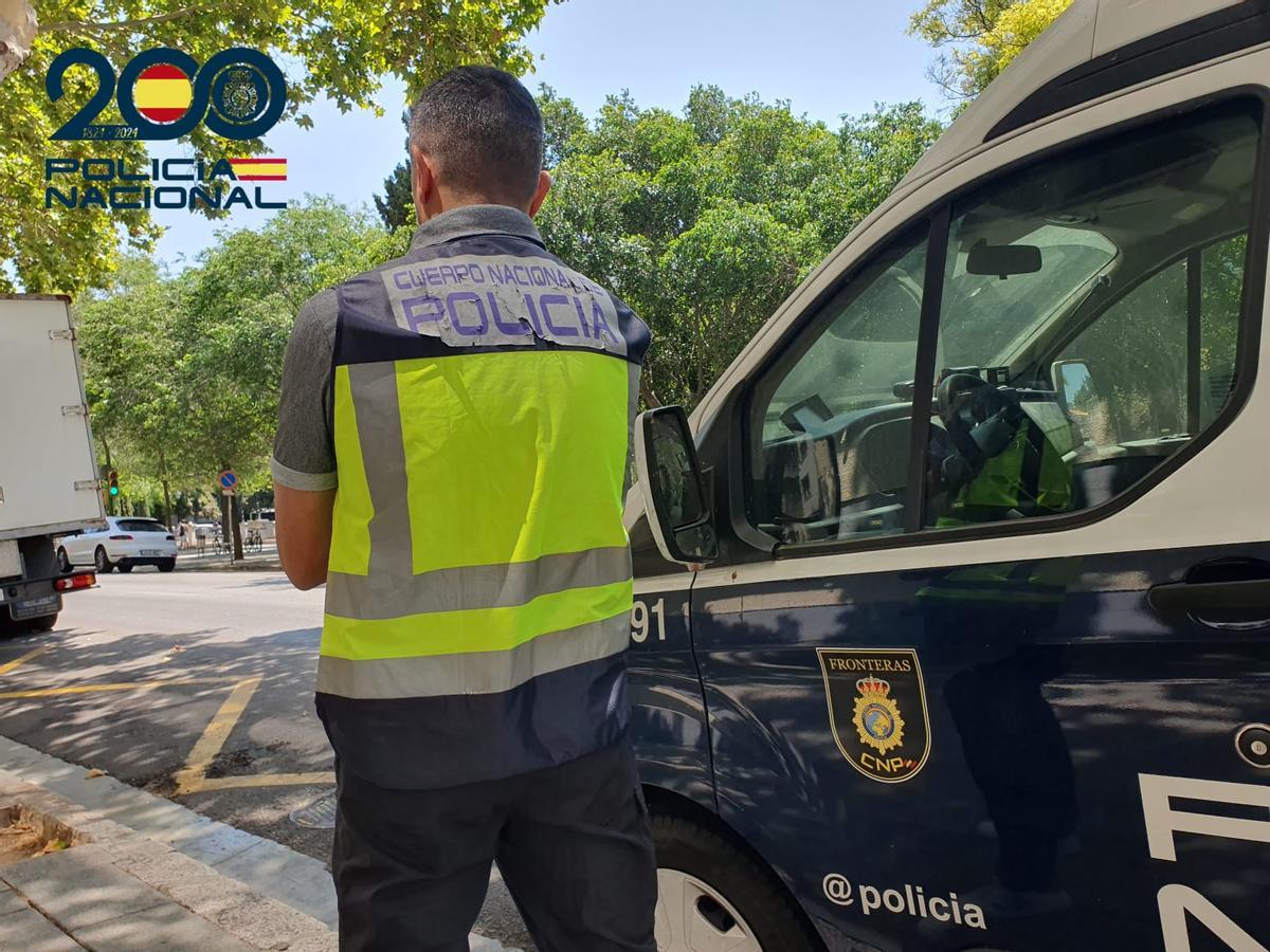 Un agente de la Brigada de Extranjería de la Policía Nacional
