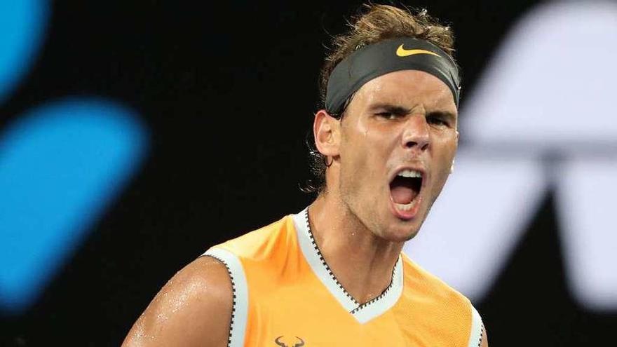 Nadal celebra su clasificación para la final del Abierto de Australia después de ganar a Tsitsipas.