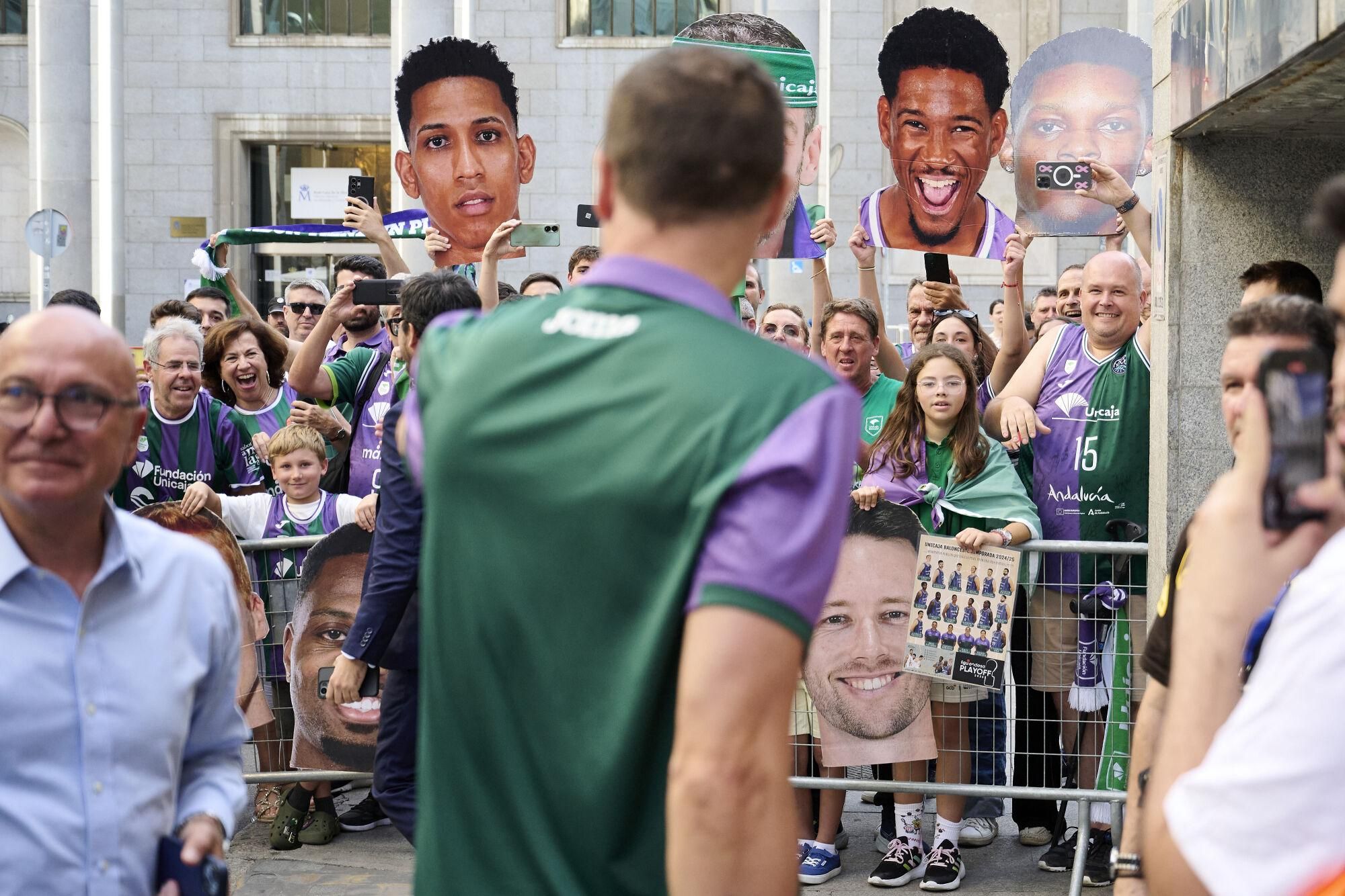 Llegada del Unicaja al Movistar Arena y calentamiento de los verdes