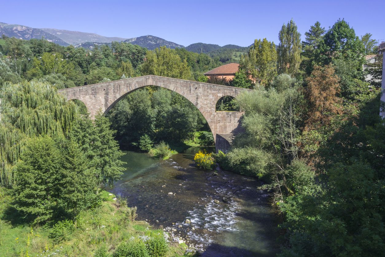 El río Ter pasando bajo el puente de Sant Joan de les Abadesses