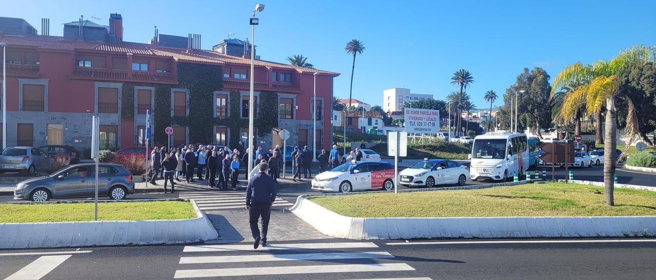 Los taxistas se trasladaron esta mañana a las puertas del Ayuntamiento de Telde para exigir una subida de las tarifas.