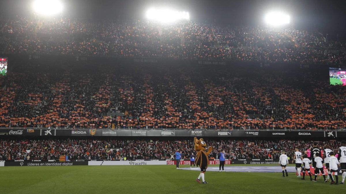 El imponente tifo con el que Mestalla recibió a Valencia y Athletic en su salida al campo: «Bronco». | J.M.LÓPEZ