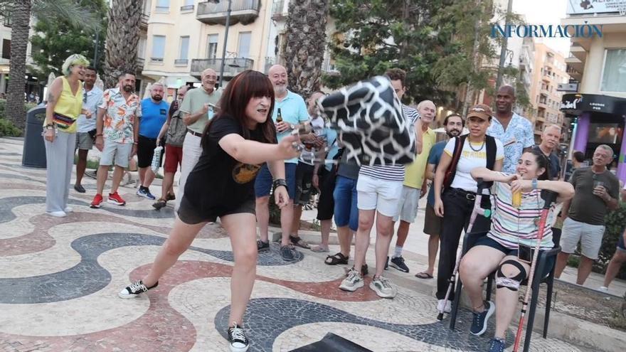 La Explanada de Alicante acoge el primer concurso de lanzamiento de bolsos por el Día del Orgullo