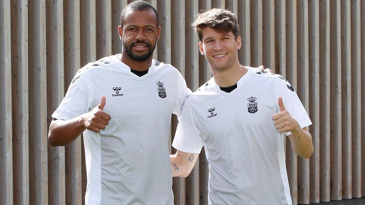 Firmas de la UD, Sidnei y Marc Cardona en su primer día en Barranco Seco. Firmas de la UD, Sidnei y Marc Cardona en su primer día en Barranco Seco.