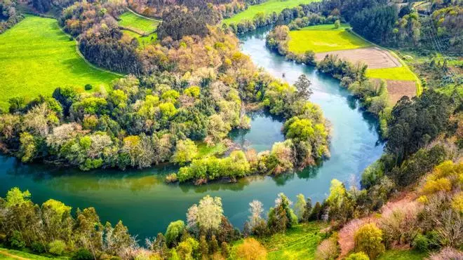 Venden un pueblo a orillas del río Navia: dos casas, dos hórreos, una ermita y embarcadero propio por 690.000 euros