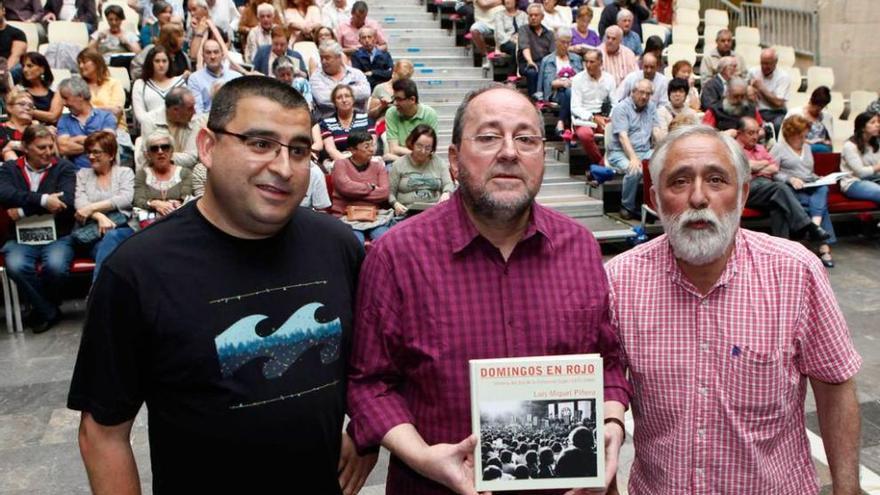 Piñera, en el centro de la foto, junto a Roldán, a su derecha, y Bernaldo de Quirós, ayer.