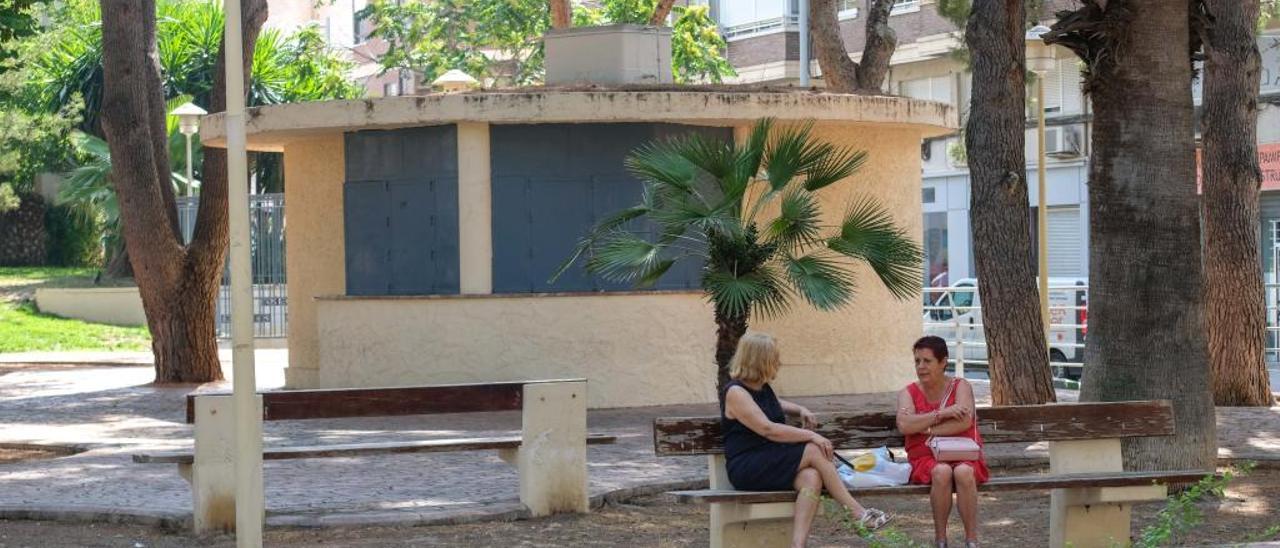 Dos mujeres conversando junto al templete del parque Adolfo Suárez, antes llamado de la Concordia.