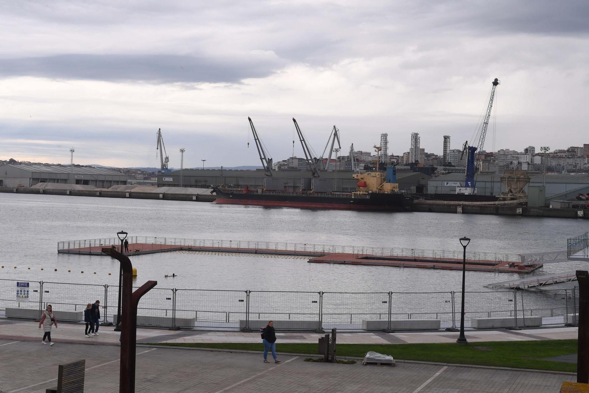 La plataforma de baño de O Parrote entra en funcionamiento a la espera de la zona hostelera