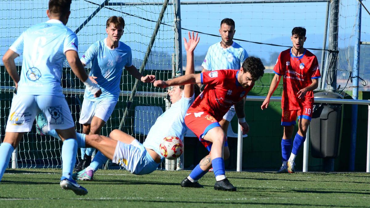 Una acción del duelo entre el Beluso y el Sporting Celanova.