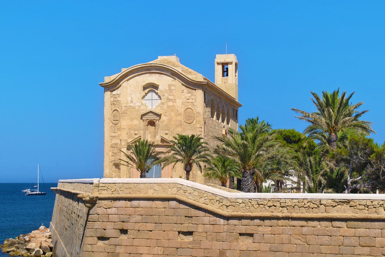 Iglesia de San Pedro y San Pablo rodeada por el mar en Alicante, España.