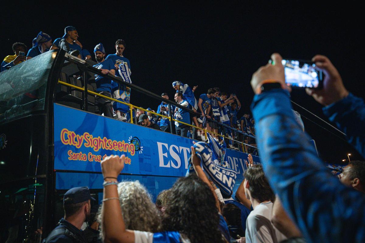 La plantilla del CD Tenerife llega al Cabildo para celebrar el ascenso con la afición blanquiazul La plantilla del CD Tenerife llega al Cabildo para celebrar el ascenso con la afición blanquiazul
