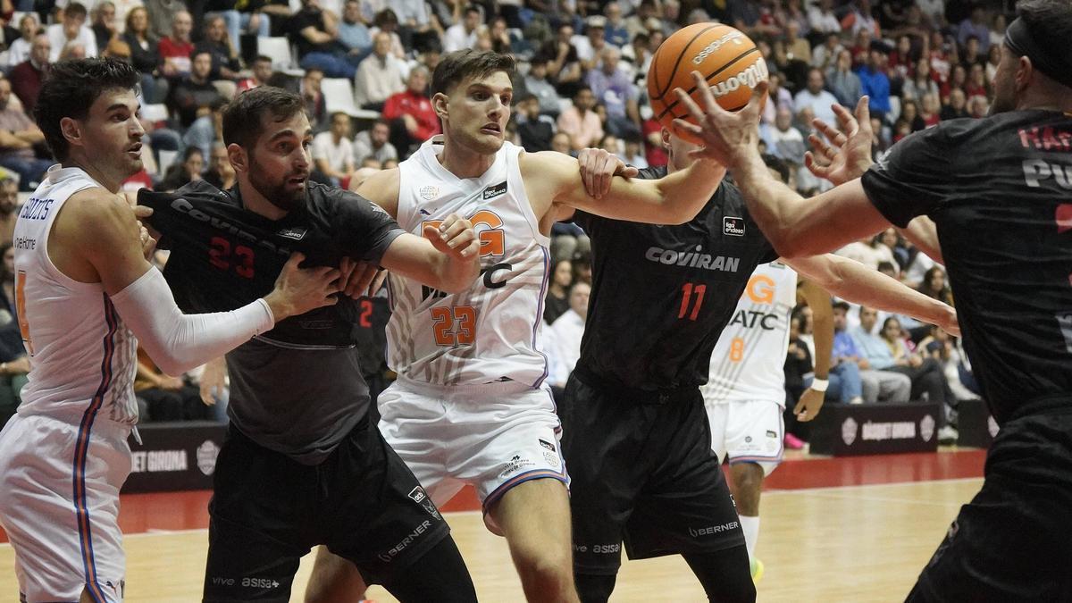 Sergi Martínez defensa una pilota en una acció del partit contra el Granada.