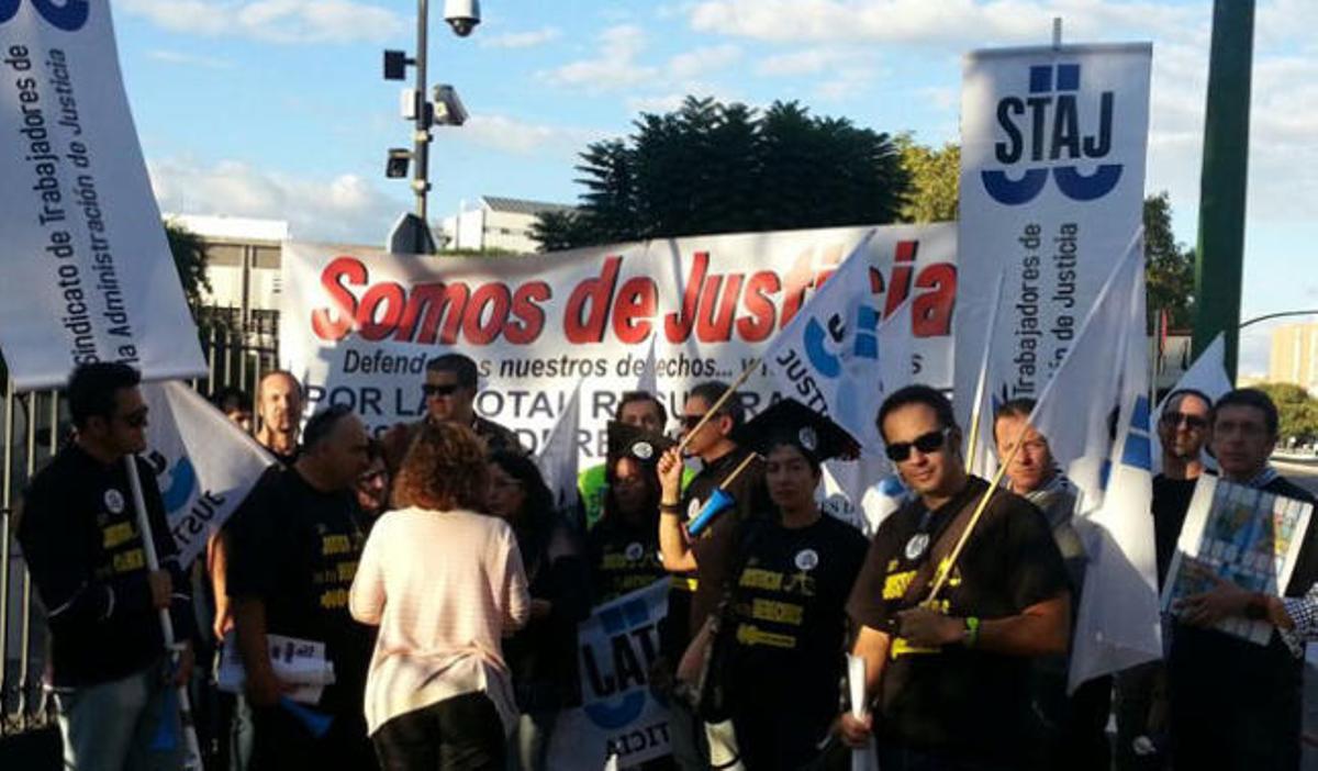 El STAJ se concentra ante el Parlamento andaluz