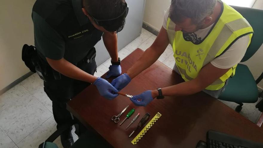 La Guardia Civil incautó los objetos con los que el detenido pretendía acceder a los locales.