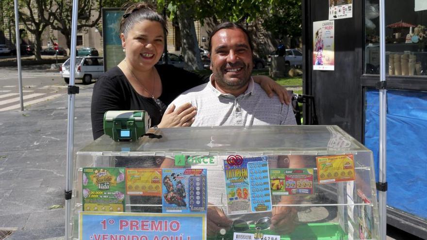 Elena Díaz y Benito Alonso, los dos cuponeros que repartieron el premio