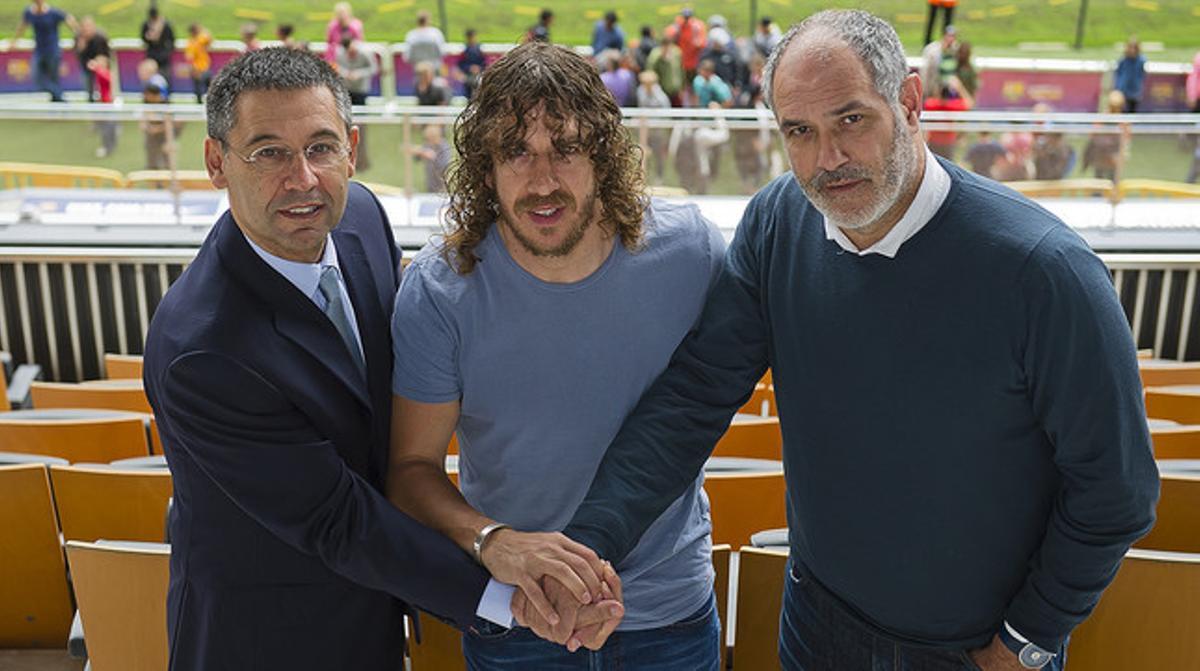 Carles Puyol, entre Josep Maria Bartomeu i Andoni Zubizarreta, el 30 de maig, durant la seva presentació com a adjunt a la direcció esportiva.