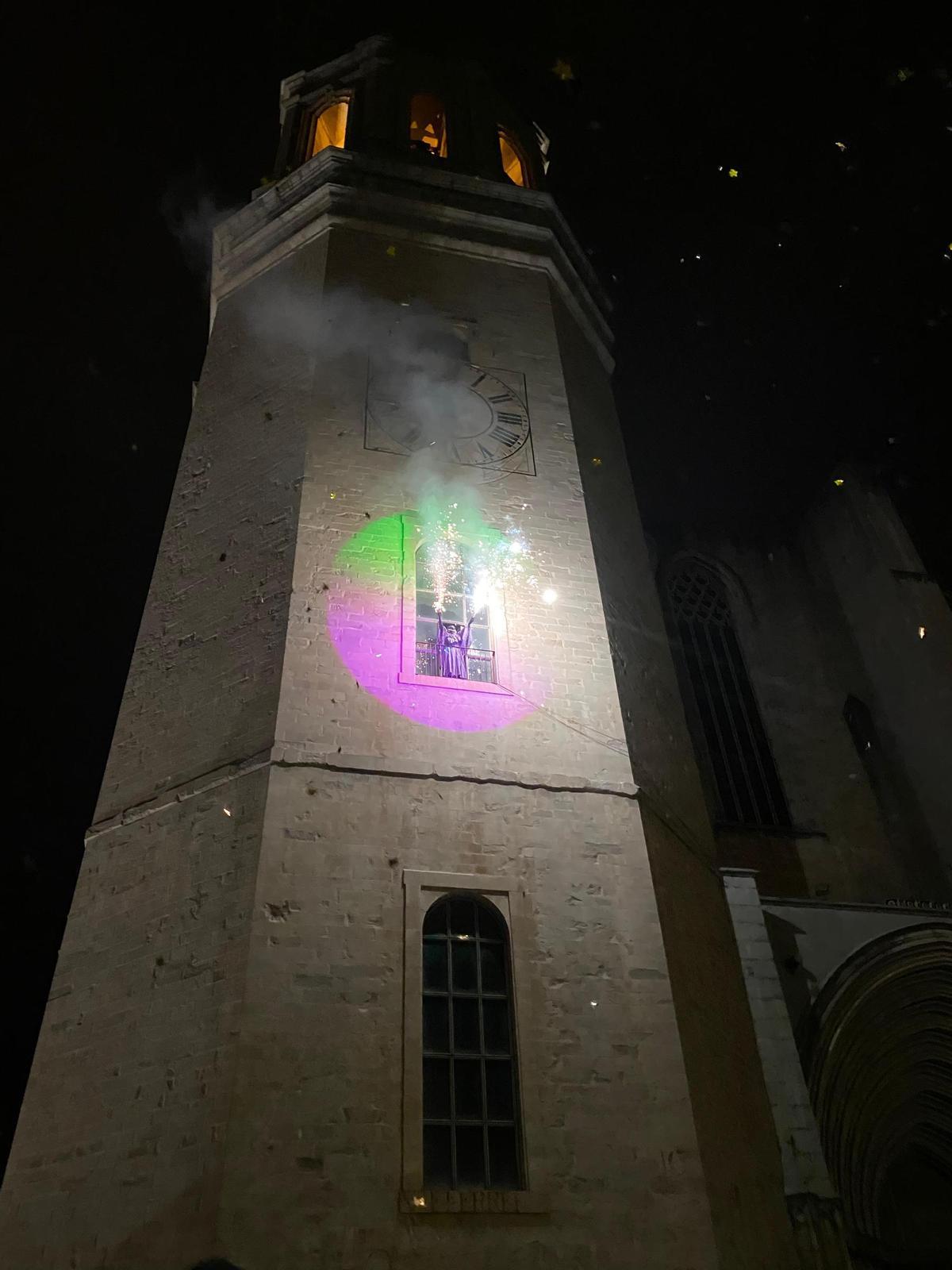 La Bruixa de la Catedral just després de les campanades.