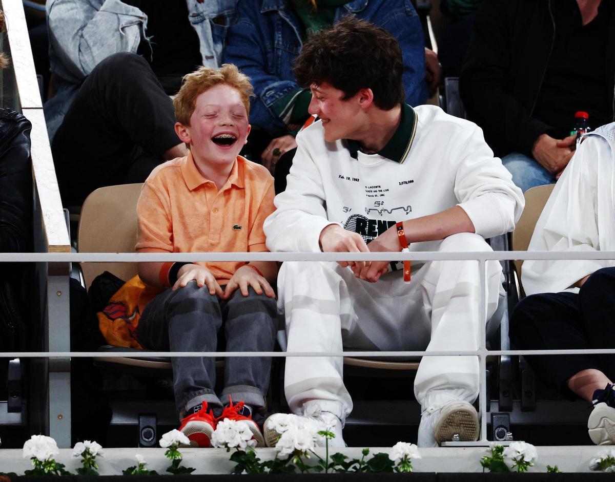 Carlos Alcaraz Garfia juega un regreso de derecha al holandés Jesper De Jong durante su partido individual masculino en la cancha Philippe-Chatrier en el cuarto día del torneo de tenis del Abierto de Francia en el Complejo Roland Garros en París el 29 de mayo de 2024.