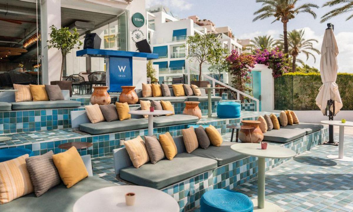 Una agradable terraza escalonada. |