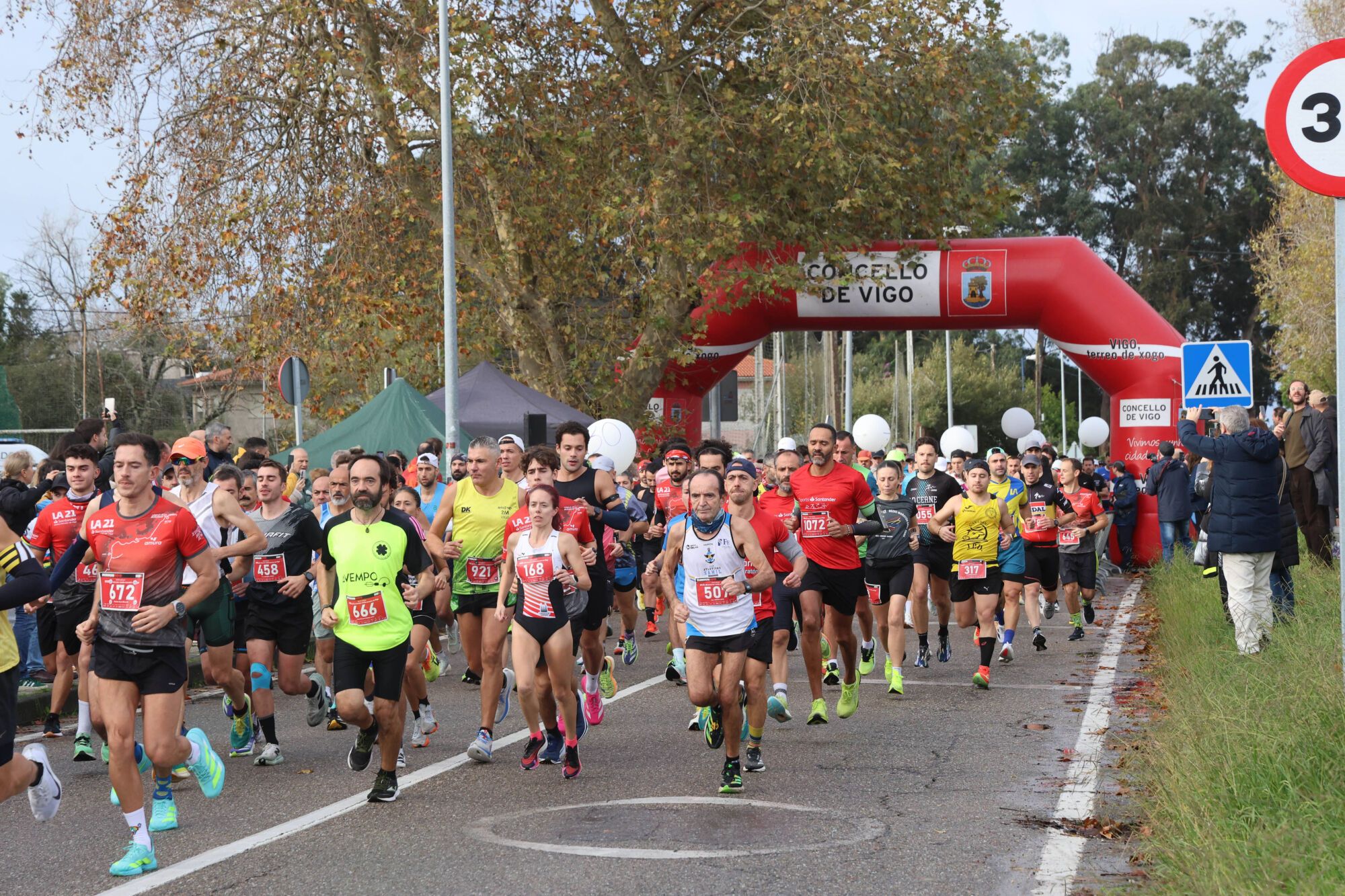 Pablo Camescasse y la portuguesa Silvia Pereira, ganadores de la 27ª edición de la Santander Media Maratón de Vigo