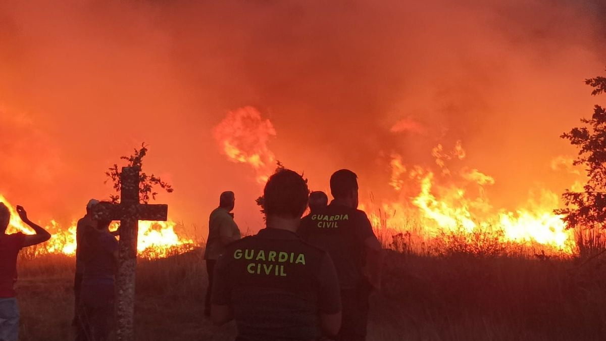 Los vecinos de Figueruela se enfrentan a la voracidad de las llamas.