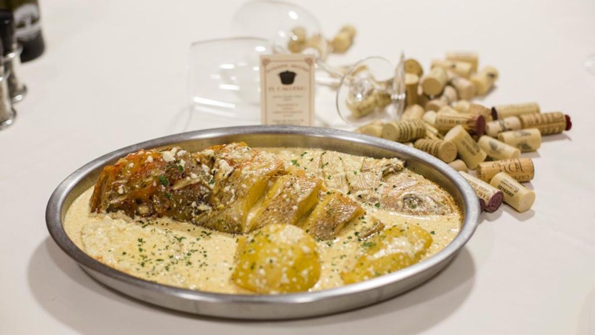 El brillo del caldero tabarquino. Este arroz meloso se elabora con pescado de roca fresco, ñora, ajos, tomate y azafrán.