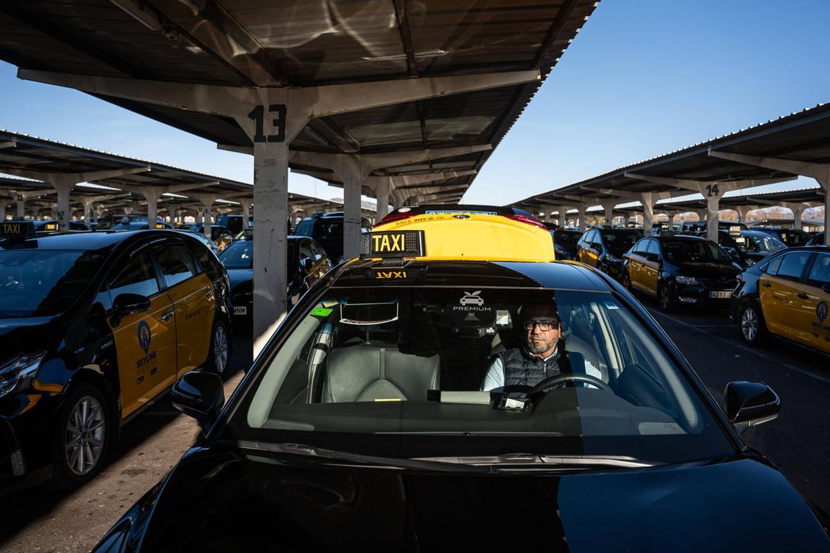 Barcelona. 29/01/2025. Barcelona. Los taxistas colapsan Barcelona en la llamada "Operación Candado" tras salir del aeropuerto y hacer una marcha lenta por la Ronda Litoral y la Ronda de Dalt. AUTOR: Marc Asensio Barcelona, Catalunya, España, taxi, taxistas, Ronda Litoral, Ronda de Dalt, Elite Taxi, Tito Alvarez, protesta, marcha lenta, aeropuerto, Terminal 1, Terminal 2, Operación Candado, transporte, enfado