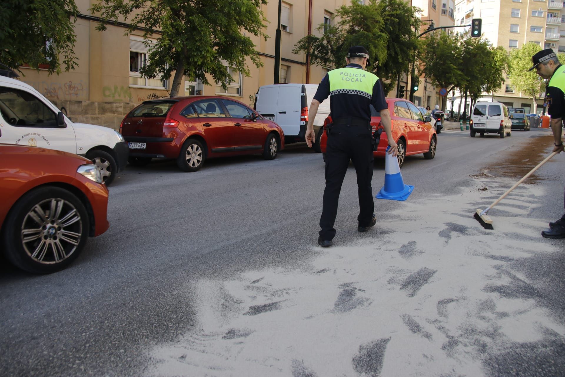 Un camión deja un vertido de aceite que obliga a cortar varias calles en Alcoy