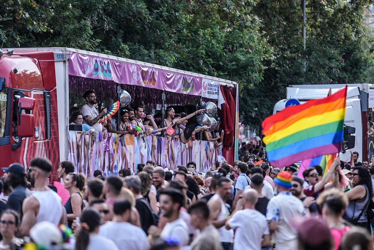 Las carrozas del Pride en Barcelona cargan el orgullo en un desfile multitudinario