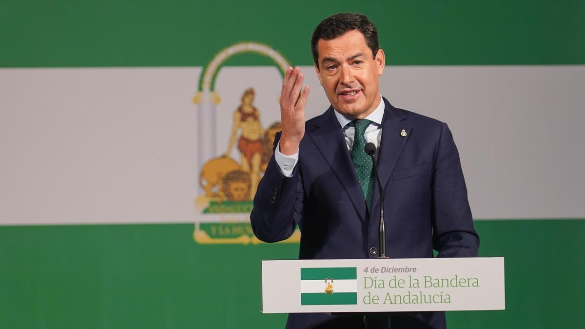 El presidente de la Junta de Andalucía, Juanma Moreno, en el primer acto de celebración del Día de la Bandera de Andalucía en 2022 en Sevilla