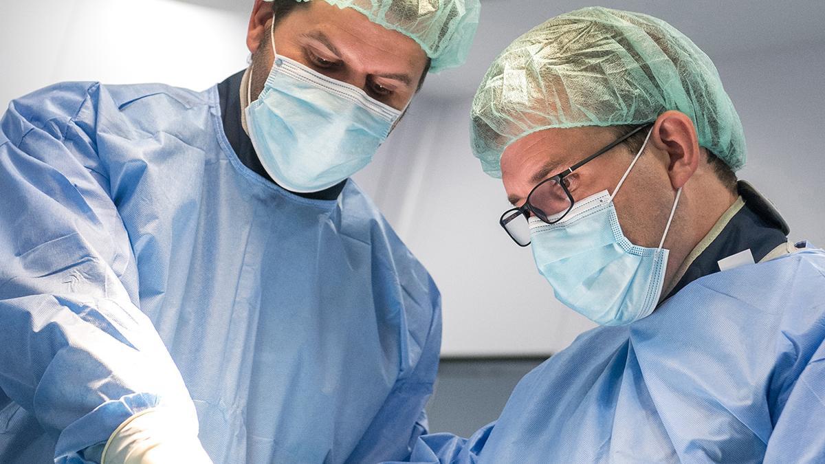 Los doctores Óscar Merino y Miquel Blanquer durante una intervención de reparación endovascular de aorta.