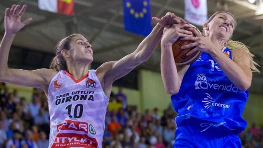 María Conde (Uni), lluitant per un rebot amb Laura Gil en la final de la Supercopa (Avenida).