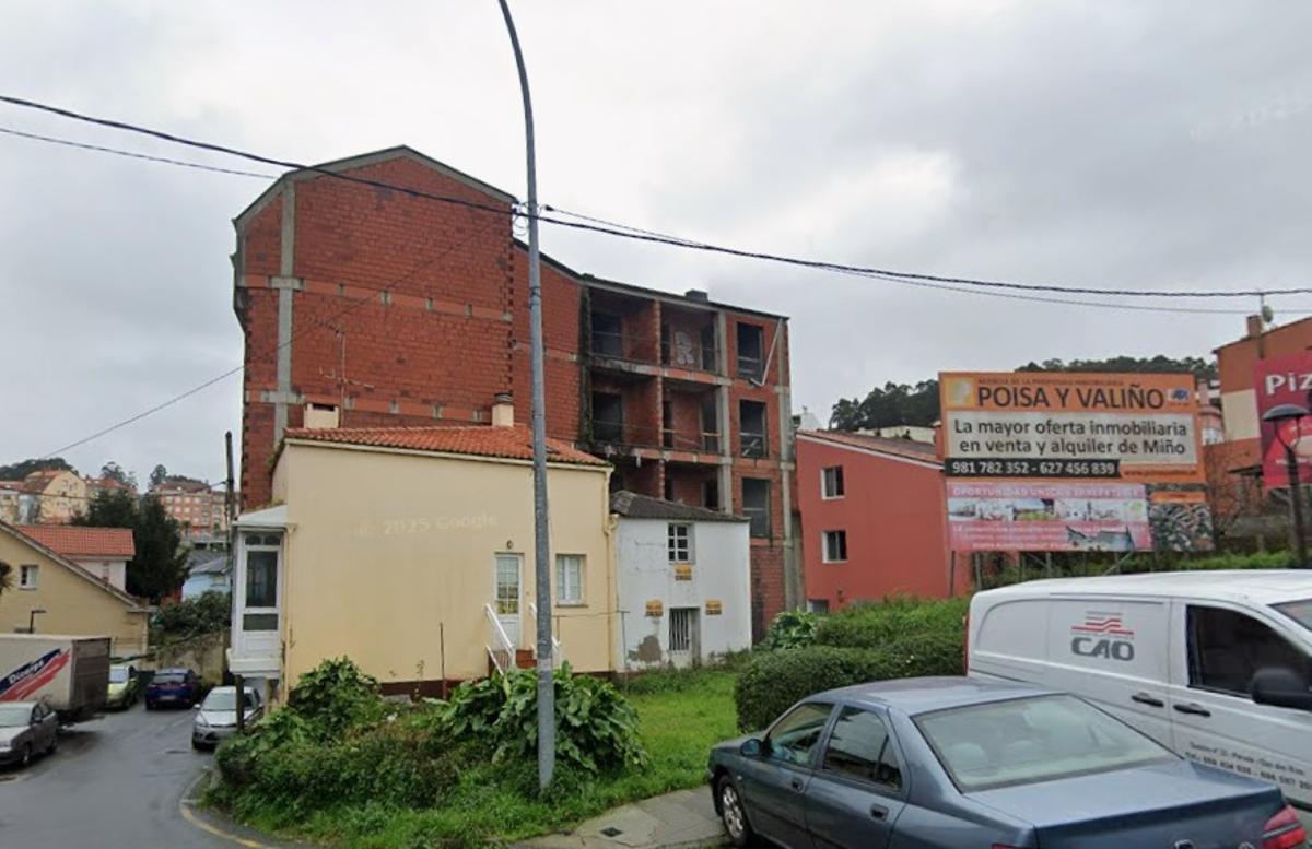Edificio inacabado de la calle Pardiñeira, en Miño.