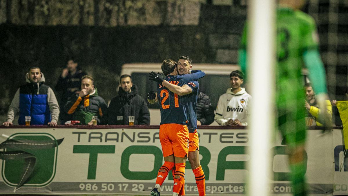 Roman celebrando el 0-1 ante el Arosa