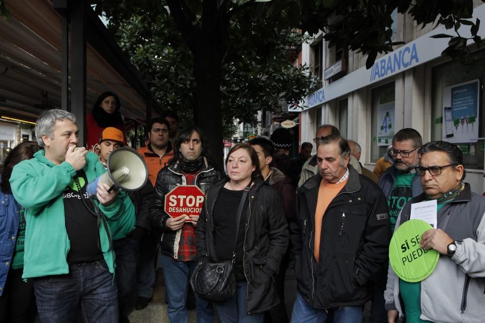 Protesta de la PAH para evitar otro desahucio en Gijón.