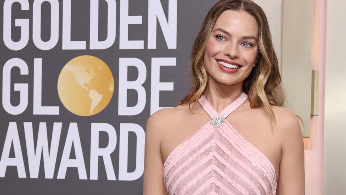 Margot Robbie posa en el photocall de los Globos de Oro 2023